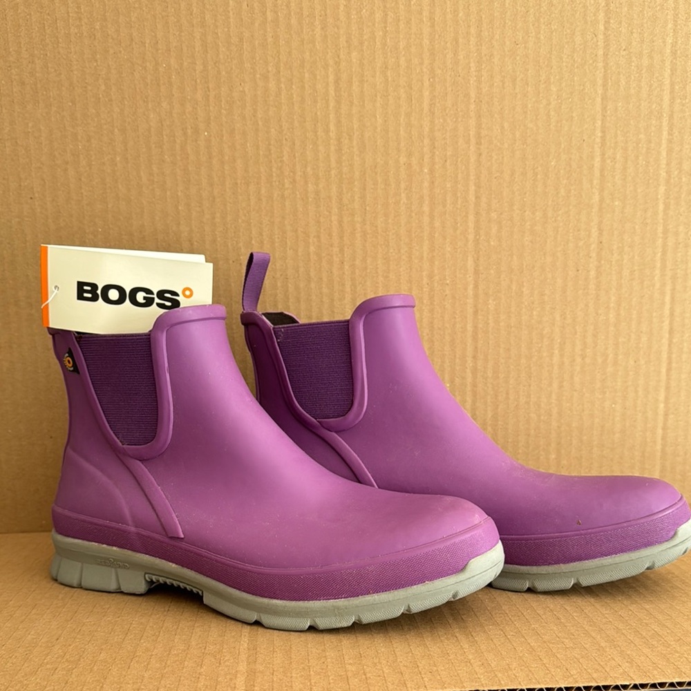 NWT- Bogs Vibrant Purple Ankle Rain Boots